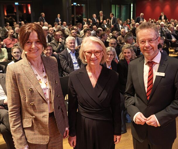 Die Redner des Abends (von links): Emese Weissenbacher (Mann+Hummel-Geschäftsführung, Leiterin des operativen Geschäftsbereichs des Filtrationsspezialisten), Monika Schnitzer (Vorsitzende des Sachverständigenrates zur Begutachtung der gesamtwirtschaf