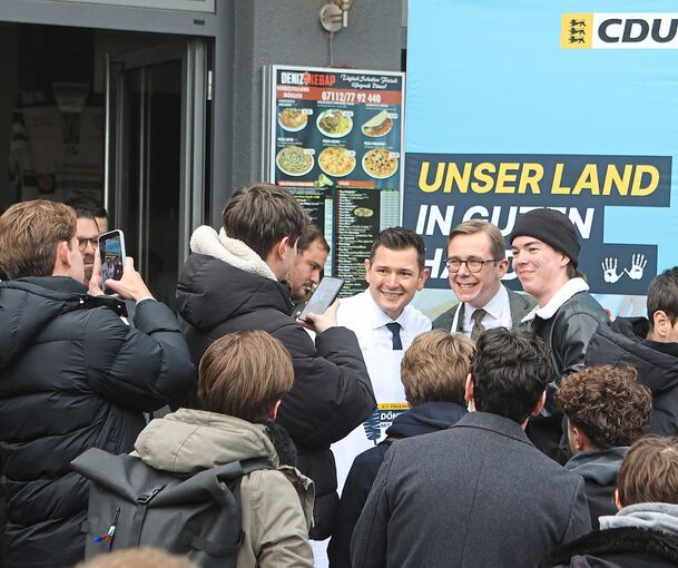 Riesiger Andrang herrschte vor dem Döner-Imbiss – und vor allem der Selfie-Station mit Tobias Vogt (links) und Philipp Amthor (Mitte).