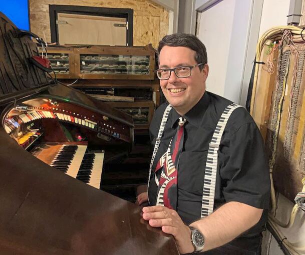 Andreas Benz an seiner Stummfilmorgel.
