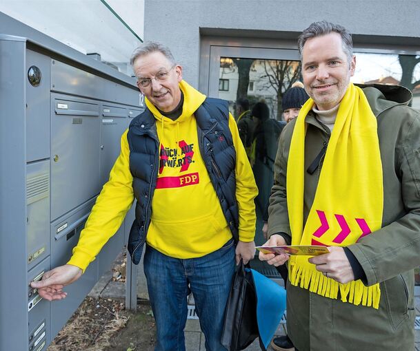 Wolfgang Vogt (links) und Christian Dürr beim Klingelputzen.