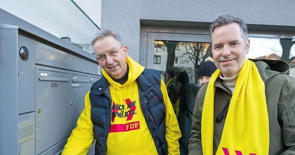 Wolfgang Vogt (links) und Christian Dürr beim Klingelputzen.