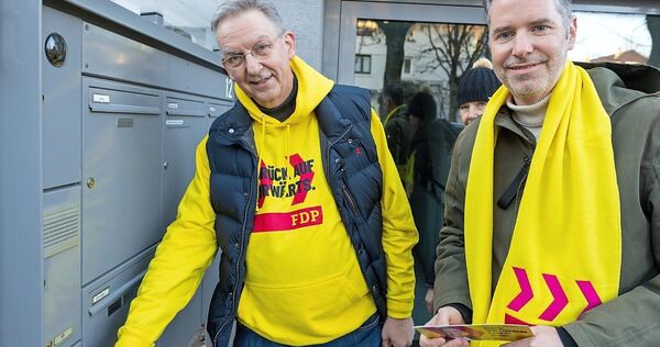 Wolfgang Vogt (links) und Christian Dürr beim Klingelputzen.