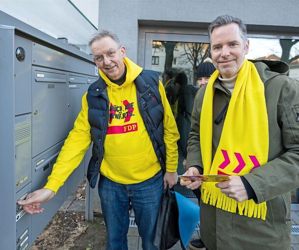 Der FDP-Bundeschef Christian Dürr (rechts) und der örtliche Kandidat Wolfgang Vogt auf Haustürwahlkampf in Ludwigsburg.