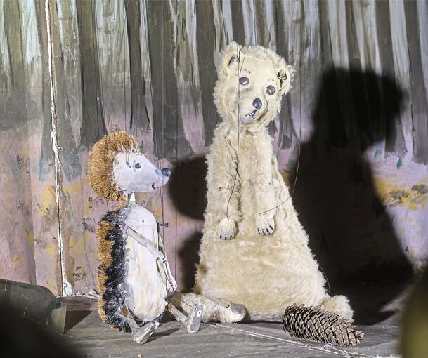 Igel Fips und der Bär warten auf die ersten Schneeflocken.