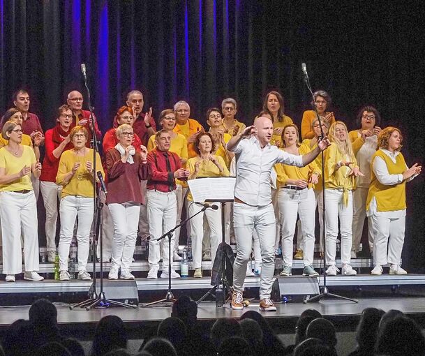 Klaus „Eddy“ Ackermann in Aktion, hier mit dem vor drei Jahren neu gegründeten Living Spirit Gospel Choir.