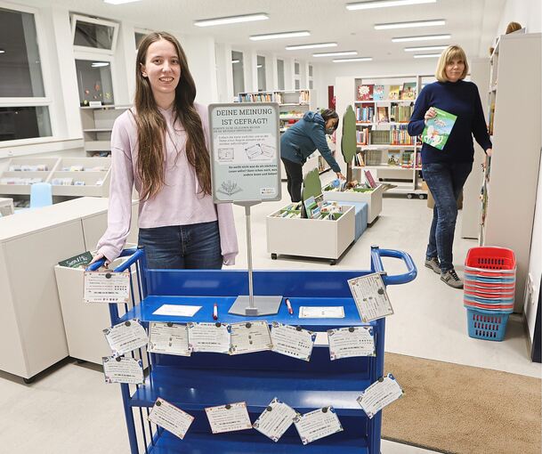 Büchereileiterin Helen Pirgl mit dem Empfehlungswagen: Die meisten Rezensionen werden von Kindern verfasst.