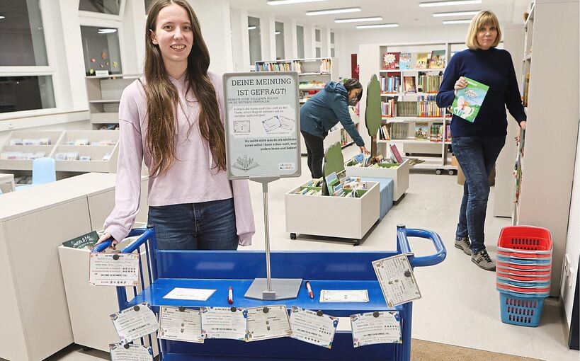 Büchereileiterin Helen Pirgl mit dem Empfehlungswagen: Die meisten Rezensionen werden von Kindern verfasst.