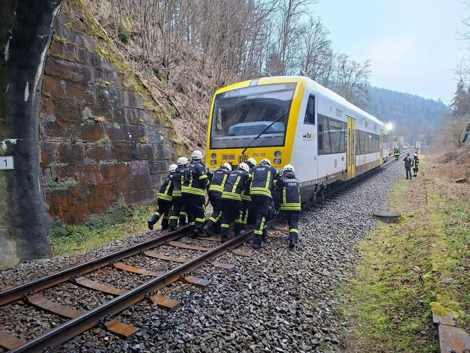 Regionalzug kollidiert bei Calw mit Felsen auf den Schienen