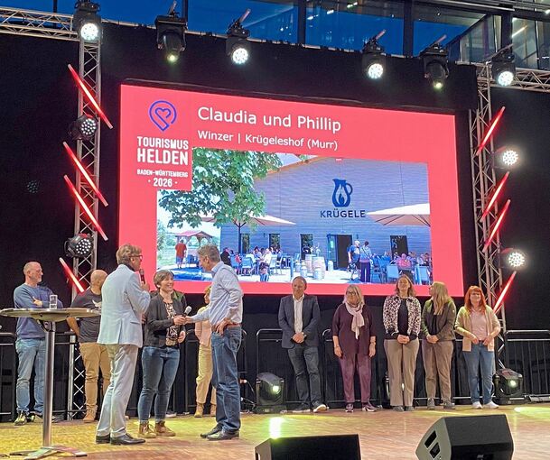 Den Preis überreichte Staatssekretär Dr. Patrick Rapp Claudia und Philipp Krügele auf der Messebühne.