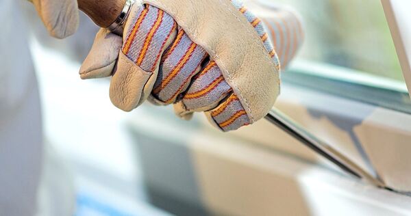 Die Einbrecher haben ein Fenster aufgehebelt.