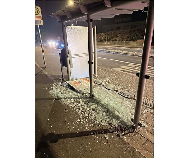 Die Verglasung der beiden Wartehäuschen wurde komplett zerstört.