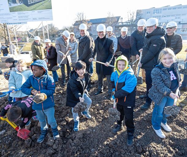 Da greifen auch die Schüler gerne zum Spaten: Der Startschuss für den Bau der Mensa in Gerlingen ist gefallen.
