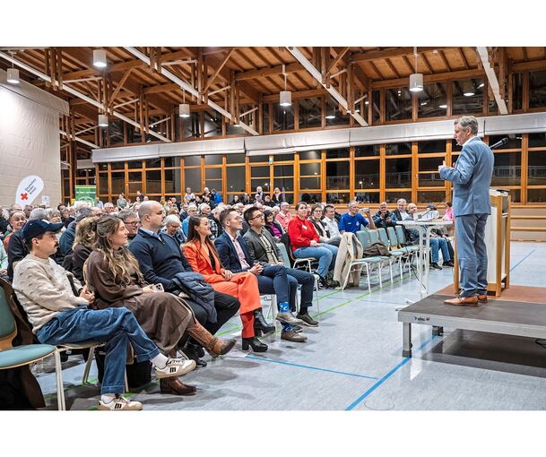 Bürgermeister Marcus Kohler berichtete beim Bürgerforum in der Halle auf der Schray über aktuelle Projekte in der Gemeinde.