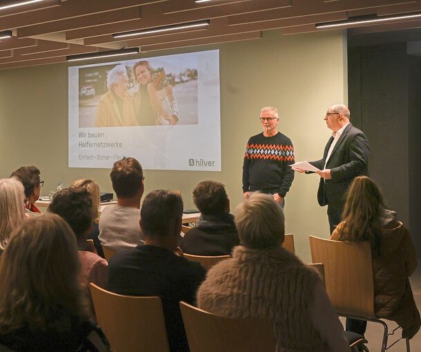 Beim Infoabend in der Gemeindehalle stellt „Hilver“-Erfinder Thomas Walter das Konzept der digitalen Nachbarschaftshilfe vor.