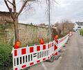 An diesen Anblick wird man sich wohl noch eine Zeitlang gewöhnen: Ein Mauerabschnitt in der Rosenstraße ist offenbar baufällig. An diesen Anblick wird man sich wohl noch eine Zeitlang gewöhnen: Ein Mauerabschnitt in der Rosenstraße ist offenbar baufällig.