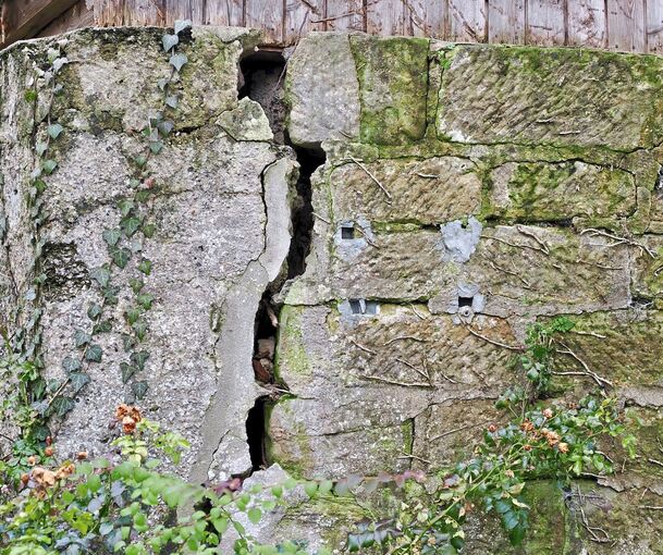 Dieses Bild sagt mehr als viele Worte. Tiefe Risse durchziehen das Mauerwerk, das unter Denkmalschutz steht.