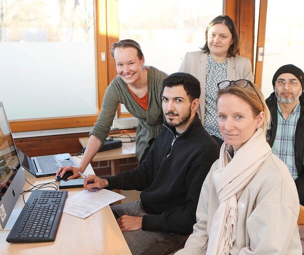 Marisa Kratzer (hinten links) und Christina Reinold (vorne rechts), haben mit einem Team aus Ehrenamtlern und dem DKV eine Lösung für schwierig auszufüllende Formulare entwickel.