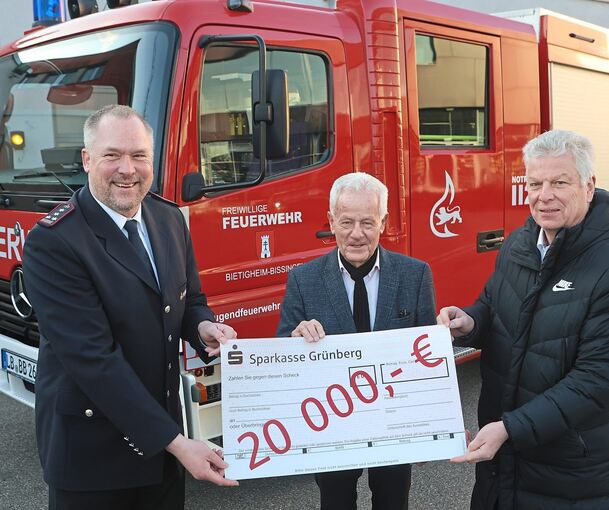 Freude bei der Spendenübergabe: Feuerwehrkommandant Frank Wallesch, Ulrich Strobel und Oberbürgermeister Jürgen Kessing (von links).