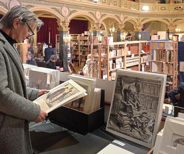 Bietet alles, was das Sammlerherz begehrt: Die Antiquaria in der Musikhalle.
