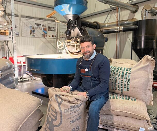Kaffeebohnen aus Guatemala: Alessandro Gregorio in seiner Caliano Kaffeerösterei in Besigheim. Gegründet hat er sie vor 17 Jahren mit Cito Franco und Ercan Özen.