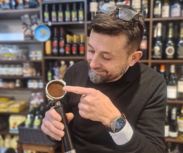 Alessandro Gregorio zeigt, worauf es beim Kaffeemachen ankommt.