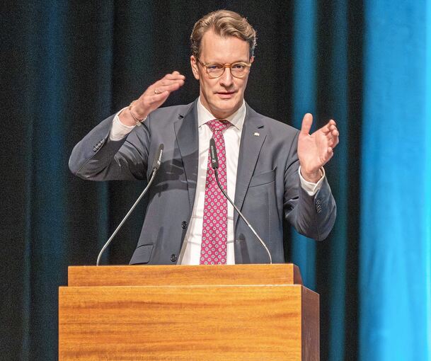Hendrik Wüst, Ministerpräsident von Nordrhein-Westfalen, fordert in der Marbacher Stadthalle Reformbereitschaft auf allen Ebenen.