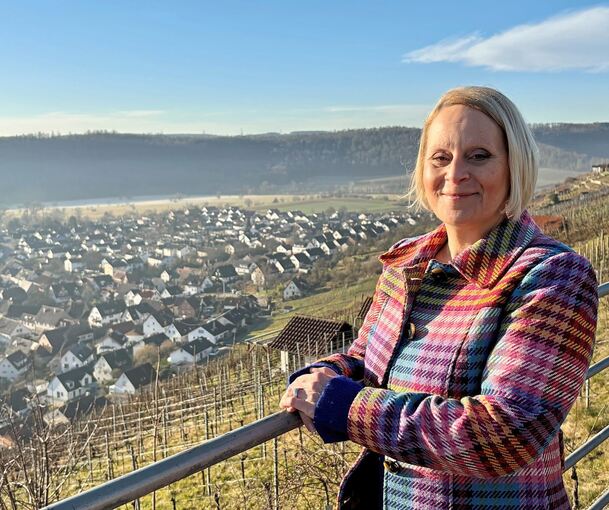 Meike Günter in den Weinbergen über den Dächern von Roßwag.