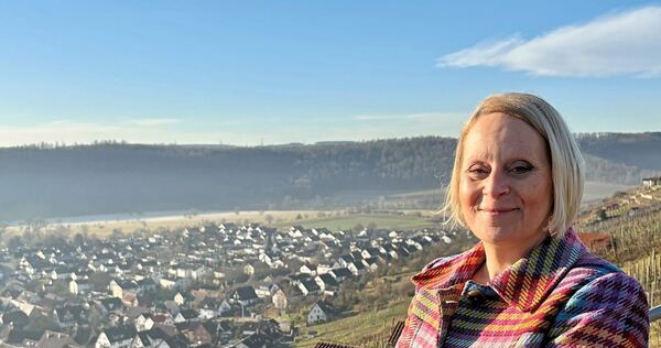 Meike Günter in den Weinbergen über den Dächern von Roßwag.