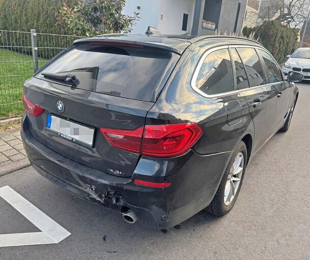 Die Stoßstange ist nach einem Unfall demoliert. Da sich dahinter noch weitere Schäden verbergen können, ist die Beauftragung eines Kfz-Sachverständigen ratsam.