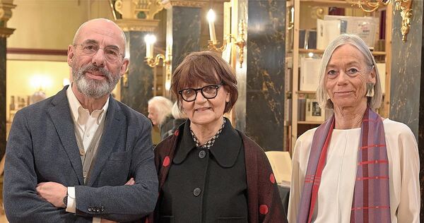 „Das Buch als Ganzes muss funktionieren“: Preisträgerin Rotraut Susanne Berner (Mitte) mit Antiquaria-Veranstalterin Petra Bewer und Laudator Martin Bauer in der Musikhalle.