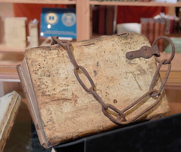 Welche Geschichte steckt hinter dem Buch mit der schweren Kette?