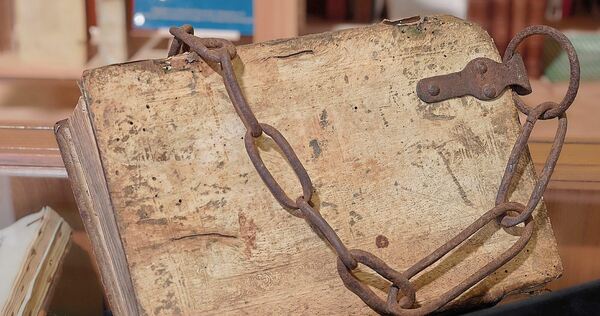 Welche Geschichte steckt hinter dem Buch mit der schweren Kette?