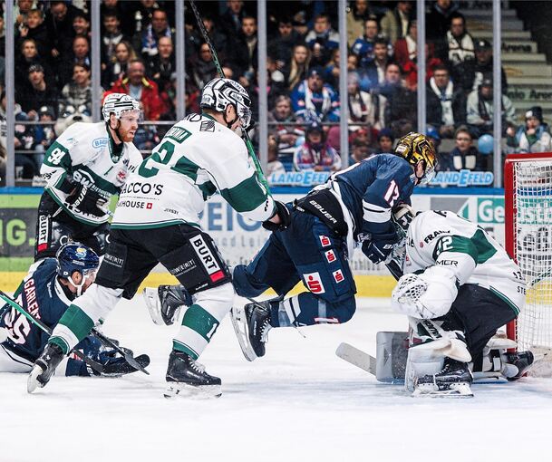 Hochbetrieb vor dem Bietigheimer Tor: Huskies-Topscorer Tyler Benson hat das Gleichgewicht verloren und fliegt in Steelers-Goalie Florian Mnich hinein. Tyler McNeely (links) und Pawel Dronia können nicht mehr eingreifen.
