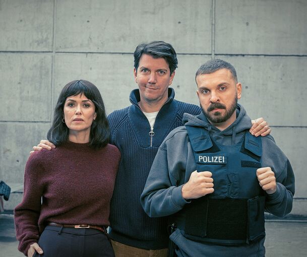 Filmproduzent Jochen Laube (Mitte) mit dem neuen Frankfurter Ermittlerduo Hamza Kulina (Edin Hasanovic) und Maryam Azadi (Melika Foroutan).