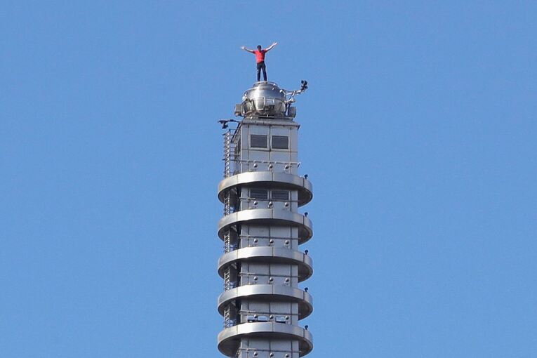 Freeclimber Honnold klettert auf Wolkenkratzer Freeclimber Honnold klettert auf Wolkenkratzer