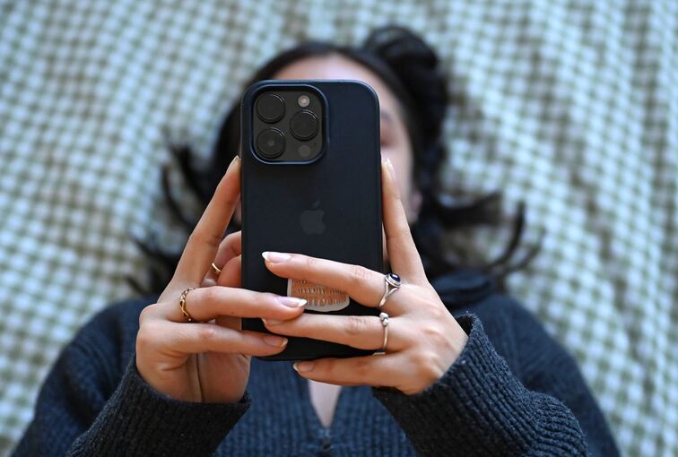 Junge Frau mit Smartphone Junge Frau mit Smartphone