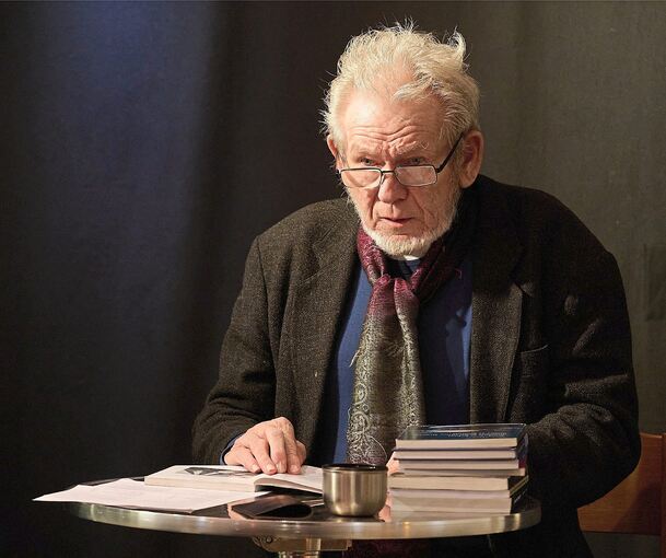 Der Gemmrigheimer Manfred Henne liest im Wartesaal aus mehreren seiner Bücher.