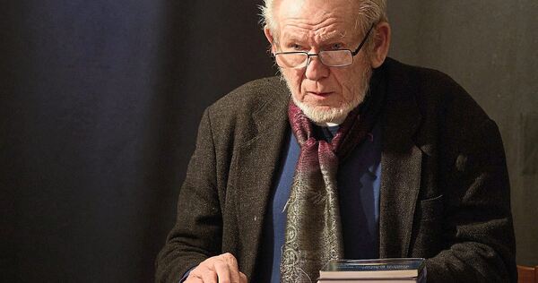 Der Gemmrigheimer Manfred Henne liest im Wartesaal aus mehreren seiner Bücher.