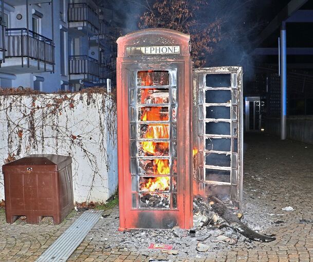 Die Bücherzelle in Form einer alten Telefonzelle ist völlig ausgebrannt.