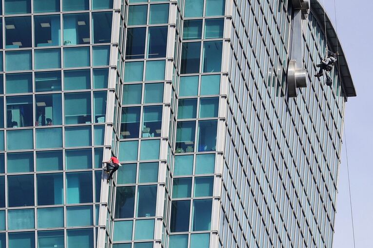 Freeclimber Honnold klettert auf Wolkenkratzer
