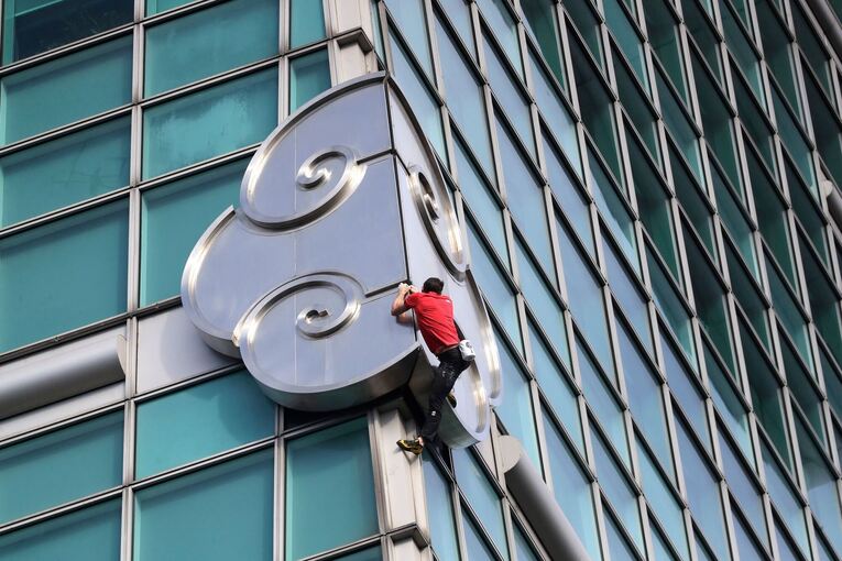 Freeclimber Honnold klettert auf Wolkenkratzer