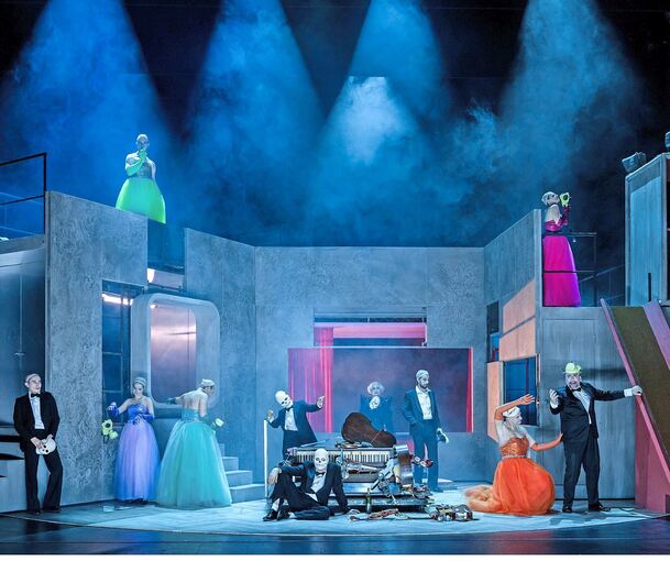 Kein Kriegsgemetzel auf der Bühne: Das Stück stellt die Daheimgebliebenen in den Fokus.