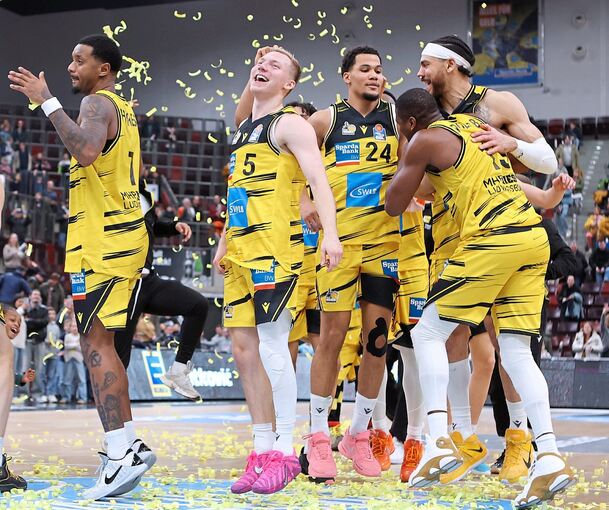 Allen Grund zu feiern: die Riesen Jonas-Wohlfarth-Bottermann, Toms Skuja, Brandon Tischler, Yorman Polas Bartolo und Gavin Schilling (von links).