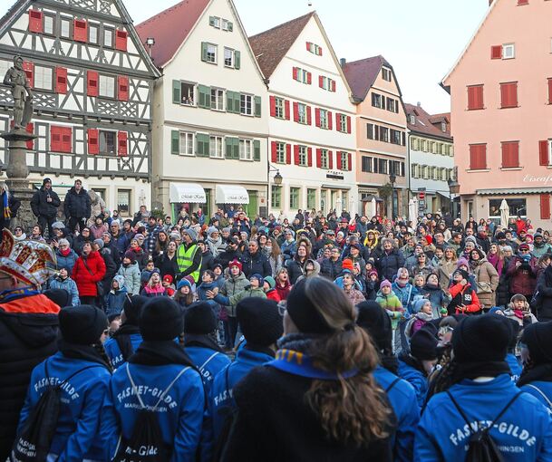 Der Marktplatz ist anlässlich des närrischen Ereignisses gut gefüllt