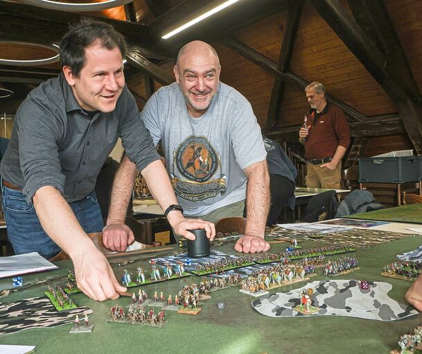 Martin Klingenberg (links) links und Arnim Lück gehen beim Tabletop-Turnier an den Start.