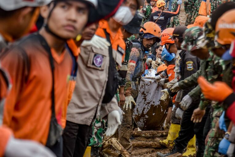Nach dem Erdrutsch in Indonesien Nach dem Erdrutsch in Indonesien