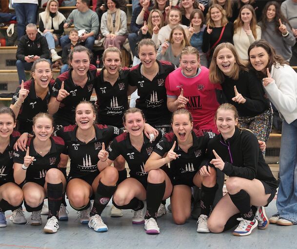 Mit vielen Fans feiern die Frauen nach dem knappen Klassenverbleib.