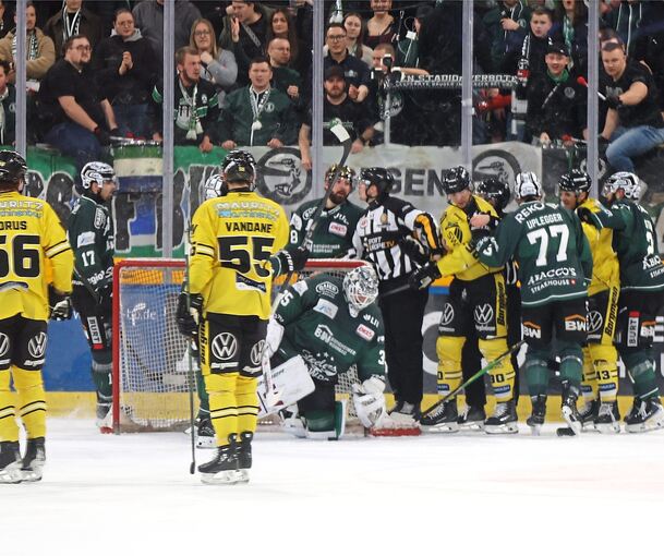 Getümmel vor dem Bietigheimer Tor: Steelers-Goalie Olafr Schmidt behält die Ruhe und sichert sich die Scheibe.