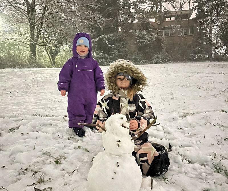 Alegra (2) und Aurelia (5) aus Eglosheim bauen einen Schneemann im Dunkeln in Eglosheim. An Schlafengehen ist am Sonntagabend nicht zu denken, wenn der Schnee endlich fällt.