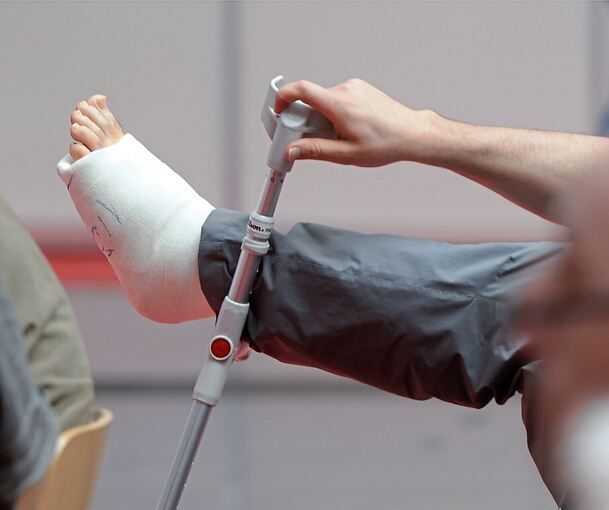 Patienten kommen mit Knochenbrüchen und Prellungen.